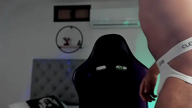 LiamGarcia1 online show from 01-04-25, 12:27