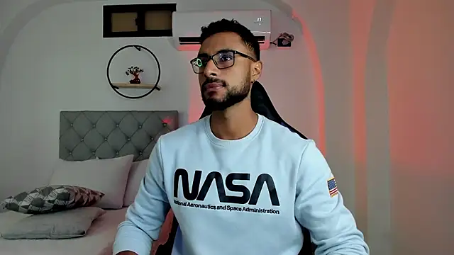 LiamGarcia1 online show from 02-13-25, 12:43