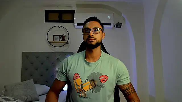 LiamGarcia1 online show from 02-19-25, 12:33