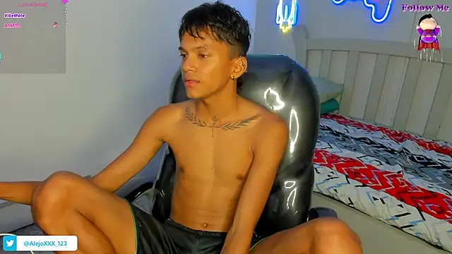 Snapshot of loistwink_ chatting on 10-29-25, 04:26 loistwink online show from 10-29-25, 04:26