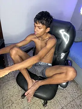 Snapshot of loistwink_ chatting on 11-20-25, 05:29 loistwink online show from 11-20-25, 05:29