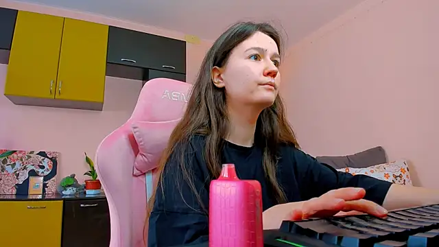 Snapshot of ameli_moon chatting on 09-27-25, 11:04 ameli moon online show from 09-27-25, 11:04