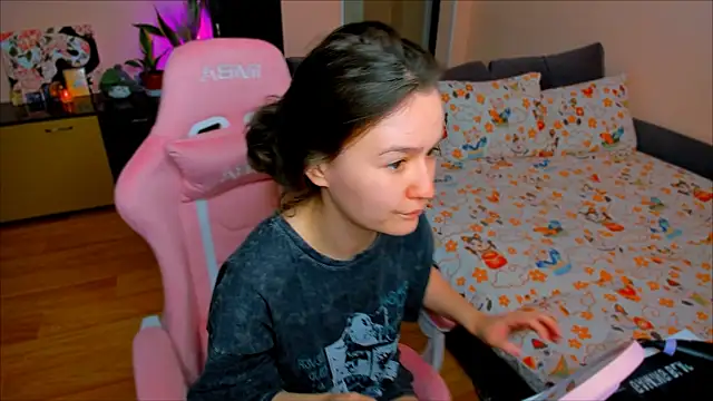 Snapshot of ameli_moon chatting on 10-18-25, 03:24 ameli moon online show from 10-18-25, 03:24