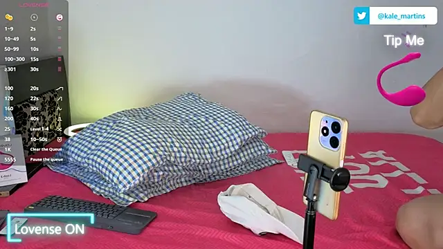 Snapshot of KALE_19 chatting on 01-11-26, 01:32 KALE 19 online show from 01-11-26, 01:32