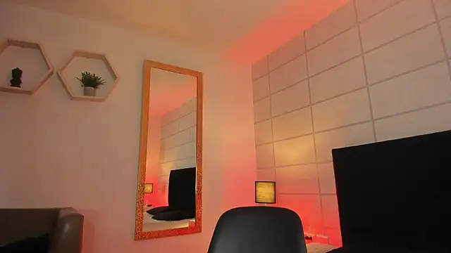 Christine Laam online show from 11-08-25, 12:49