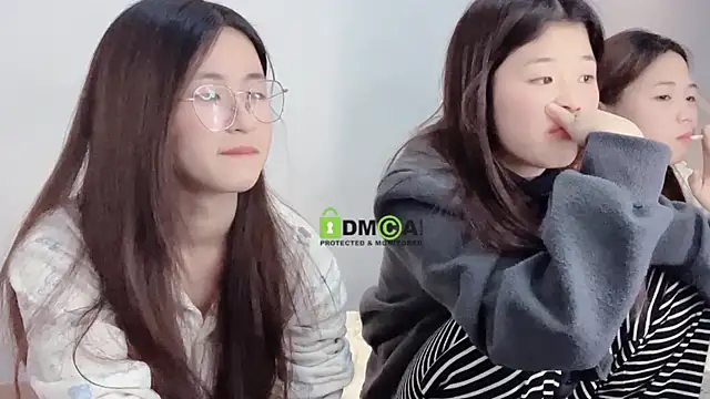 Snapshot of MM_YY_SS chatting on 12-23-24, 02:17 MM YY SS online show from 12-23-24, 02:17