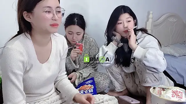 Snapshot of MM_YY_SS chatting on 01-15-25, 02:56 MM YY SS online show from 01-15-25, 02:56