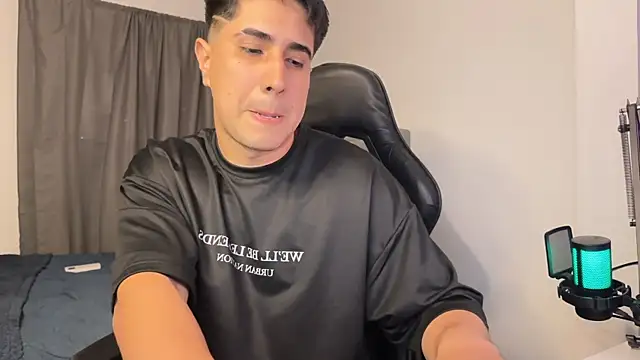 Snapshot of dereckbrownn chatting on 12-07-24, 08:38 dereckbrownn online show from 12-07-24, 08:38