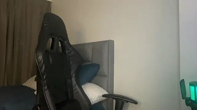 Snapshot of dereckbrownn chatting on 01-05-25, 10:29 dereckbrownn online show from 01-05-25, 10:29