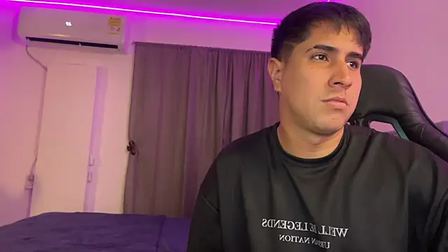 Snapshot of dereckbrownn chatting on 01-25-25, 04:45 dereckbrownn online show from 01-25-25, 04:45