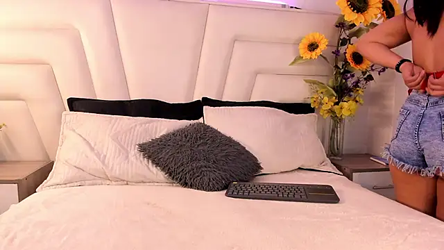 Snapshot of Nessa2905 chatting on 09-24-25, 02:37 Nessa2905 online show from 09-24-25, 02:37