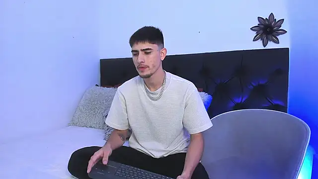 Snapshot of PhilipRich chatting on 02-15-25, 06:23 PhilipRich online show from 02-15-25, 06:23
