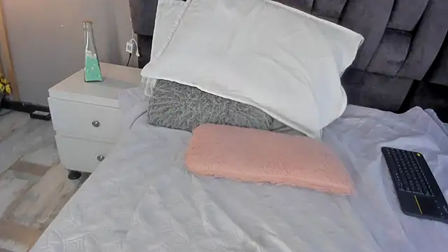 estefania  gomez online show from 02-13-25, 12:02