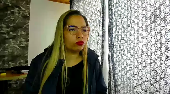 Snapshot of MISSLAUR4 chatting on 01-06-25, 04:02 MISSLAUR4 online show from 01-06-25, 04:02