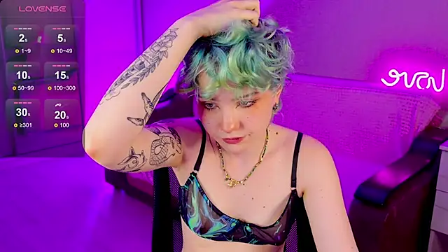 Snapshot of School_Love chatting on 01-17-25, 04:15 School Love online show from 01-17-25, 04:15