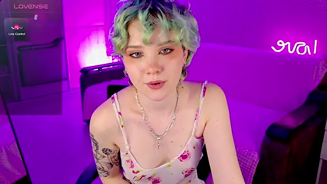 Snapshot of School_Love chatting on 02-02-25, 04:11 School Love online show from 02-02-25, 04:11