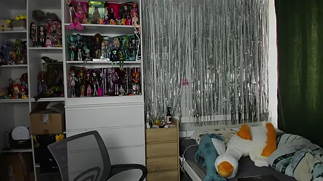 Snapshot of School_Love chatting on 04-05-26, 07:05 School Love online show from 04-05-26, 07:05