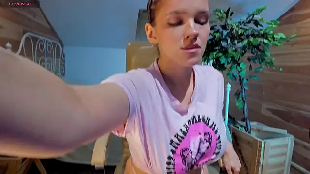 Snapshot of AdalynGlows chatting on 04-04-26, 11:18 AdalynGlows online show from 04-04-26, 11:18