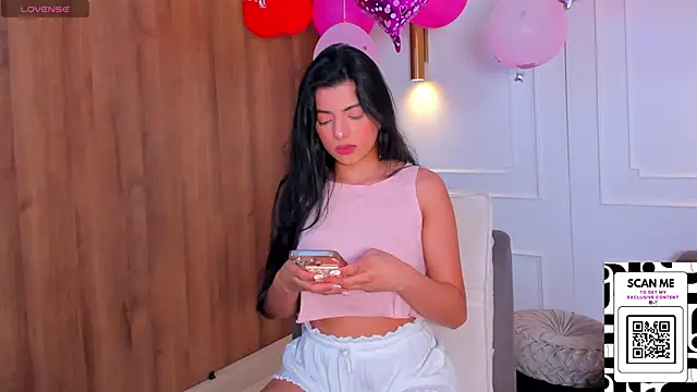 Snapshot of Chrishell_ chatting on 02-16-25, 10:32 Chrishell online show from 02-16-25, 10:32