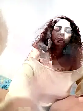 Snapshot of Mommy-Hot chatting on 11-03-25, 03:19 Mommy-Hot online show from 11-03-25, 03:19