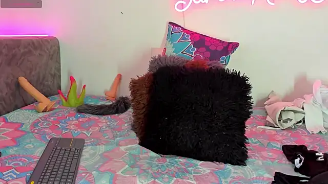 BarbieHotLaura online show from 11-12-25, 07:35