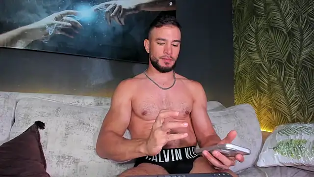 Snapshot of Crhis_N_Derek chatting on 01-16-25, 11:59 Crhis N Derek online show from 01-16-25, 11:59