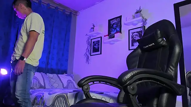 Snapshot of ThomsEvery_ chatting on 09-23-25, 02:47 ThomsEvery online show from 09-23-25, 02:47