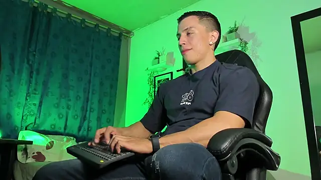 Snapshot of ThomsEvery_ chatting on 10-16-25, 01:06 ThomsEvery online show from 10-16-25, 01:06