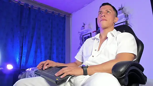 Snapshot of ThomsEvery_ chatting on 12-01-25, 11:10 ThomsEvery online show from 12-01-25, 11:10