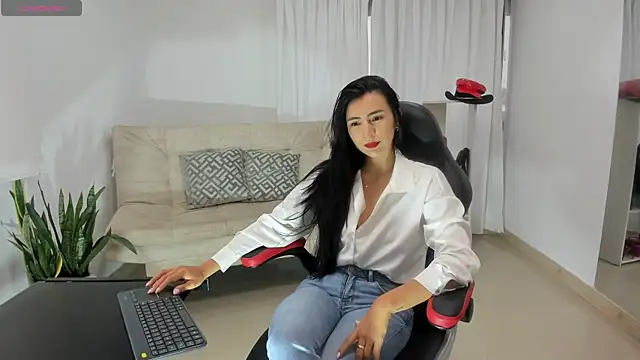 Snapshot of coniie_jhons chatting on 02-13-26, 12:45 coniie jhons online show from 02-13-26, 12:45