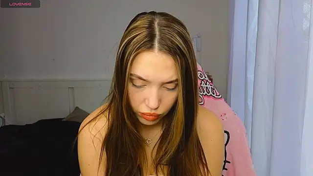 Snapshot of AliceSpark chatting on 11-14-25, 12:26 AliceSpark online show from 11-14-25, 12:26