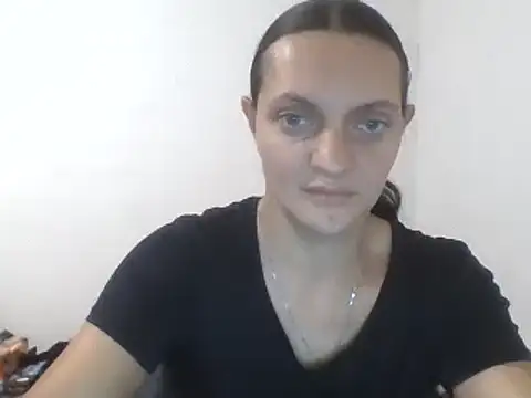 Snapshot of Vimed19 chatting on 10-19-25, 04:40 Vimed19 online show from 10-19-25, 04:40