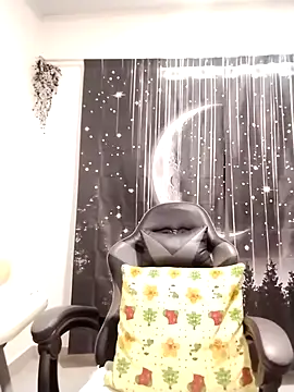 Snapshot of Hikaryfire chatting on 10-18-25, 09:37 Hikaryfire online show from 10-18-25, 09:37