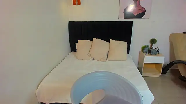 Snapshot of Scarlett__bell chatting on 10-10-25, 01:32 Scarlett bell online show from 10-10-25, 01:32