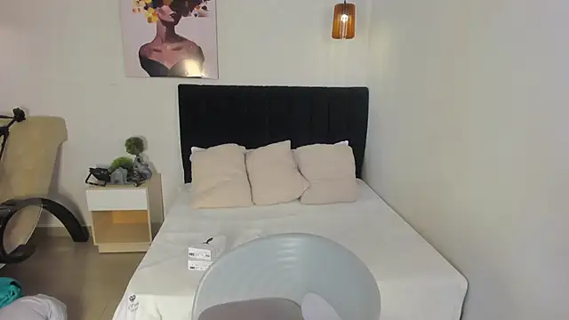 Snapshot of Scarlett__bell chatting on 10-20-25, 01:11 Scarlett bell online show from 10-20-25, 01:11