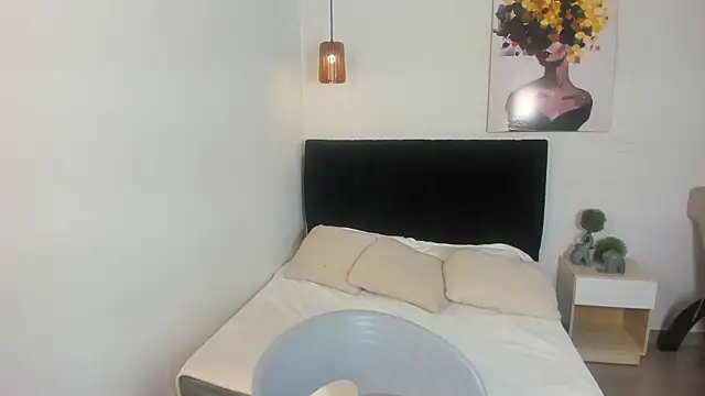 Snapshot of Scarlett__bell chatting on 10-22-25, 01:22 Scarlett bell online show from 10-22-25, 01:22