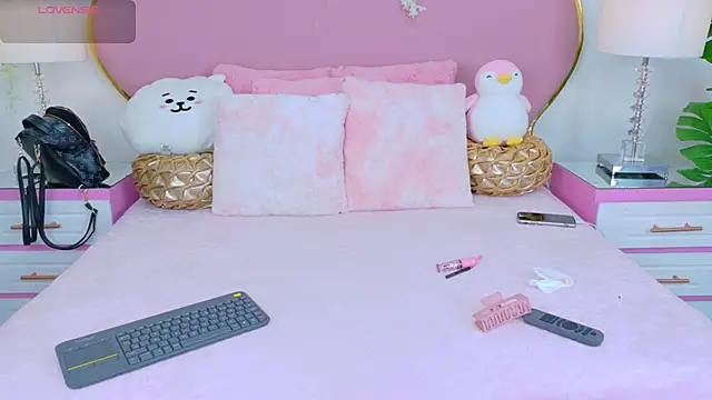 Snapshot of NahiaraReina chatting on 10-21-25, 01:01 NahiaraReina online show from 10-21-25, 01:01