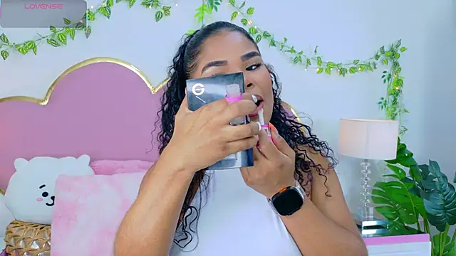 Snapshot of NahiaraReina chatting on 10-25-25, 01:18 NahiaraReina online show from 10-25-25, 01:18