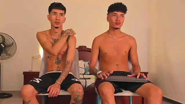 Snapshot of Ian_and_Noah chatting on 09-08-25, 11:59 Ian and Noah online show from 09-08-25, 11:59