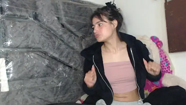 Snapshot of skinny_sweet2411 chatting on 11-17-25, 10:48 skinny sweet2411 online show from 11-17-25, 10:48