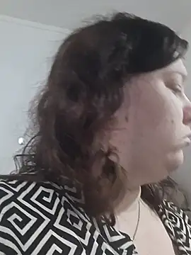 Snapshot of CurvyMilf1992 chatting on 10-17-25, 06:27 CurvyMilf1992 online show from 10-17-25, 06:27