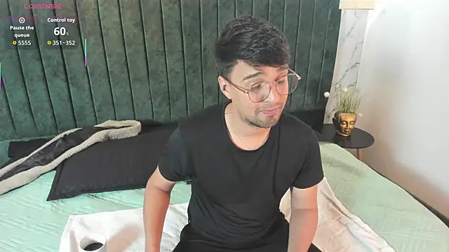 Snapshot of Edward_max chatting on 04-05-26, 03:47 Edward max online show from 04-05-26, 03:47