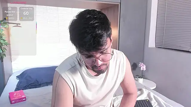 Snapshot of Edward_max chatting on 04-16-26, 03:51 Edward max online show from 04-16-26, 03:51