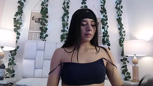 Snapshot of Kylie_golden chatting on 12-10-24, 11:11 Kylie golden online show from 12-10-24, 11:11