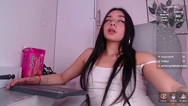 Snapshot of Kylie_golden chatting on 01-21-25, 06:02 Kylie golden online show from 01-21-25, 06:02