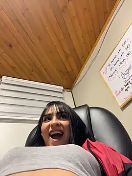 Snapshot of Hilary_pinkk chatting on 02-05-26, 02:27 Hilary pinkk online show from 02-05-26, 02:27