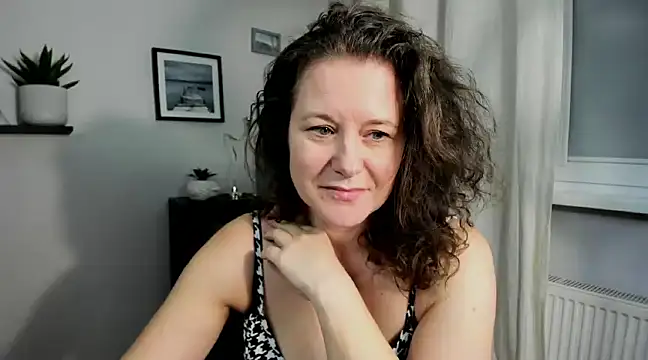 Snapshot of OLIVIA_lux chatting on 12-21-24, 05:40 OLIVIA lux online show from 12-21-24, 05:40