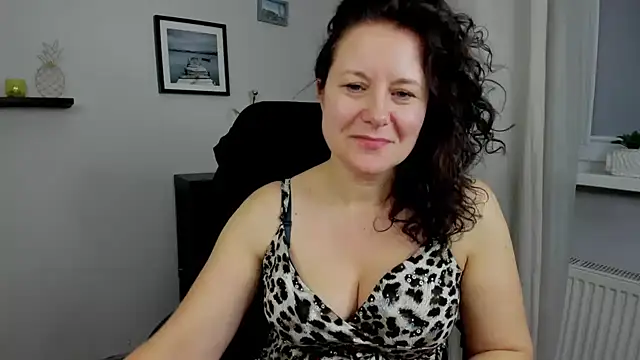 Snapshot of OLIVIA_lux chatting on 01-11-25, 05:51 OLIVIA lux online show from 01-11-25, 05:51