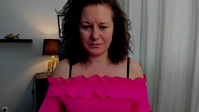 Snapshot of OLIVIA_lux chatting on 02-11-25, 01:41 OLIVIA lux online show from 02-11-25, 01:41