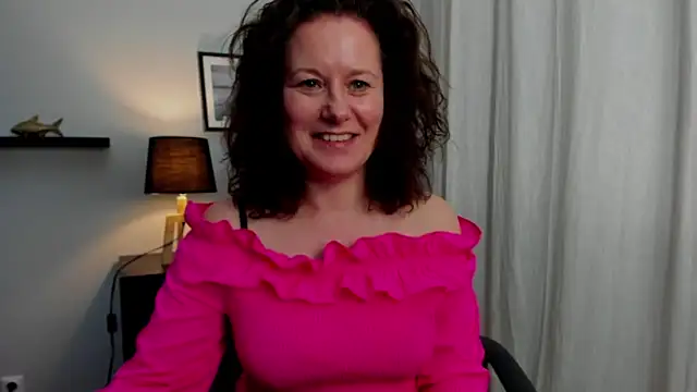 Snapshot of OLIVIA_lux chatting on 02-11-25, 05:18 OLIVIA lux online show from 02-11-25, 05:18